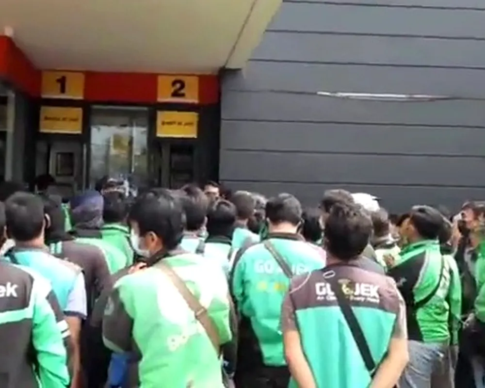 Aktivitas layanan di McDonald's Buah Batu Bandung